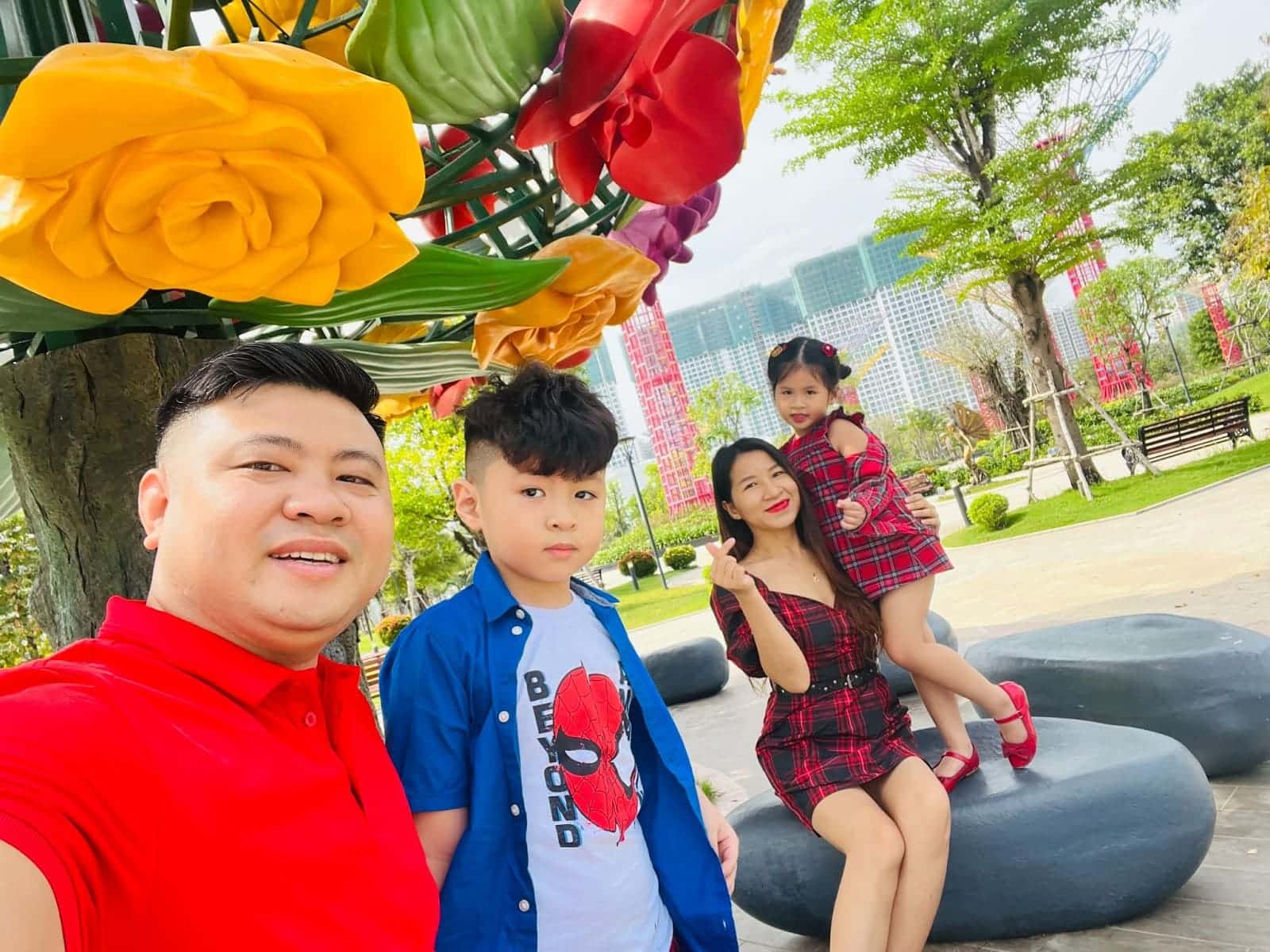 Bức ảnh tôi chụp cùng gia đình vào một dịp vui chơi ở khuôn viên trong khu đô thị.