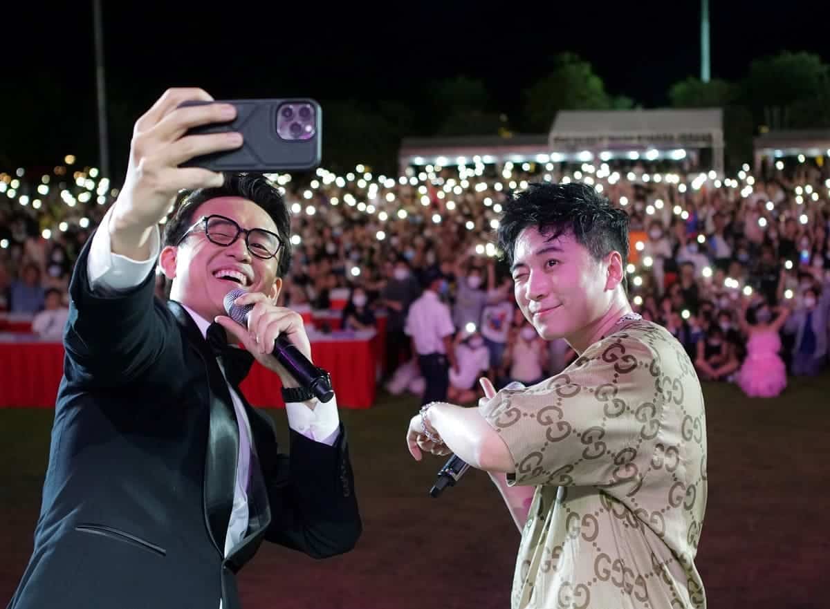 Ca sĩ Karik tham gia đại nhạc hội Carnival of Lights.