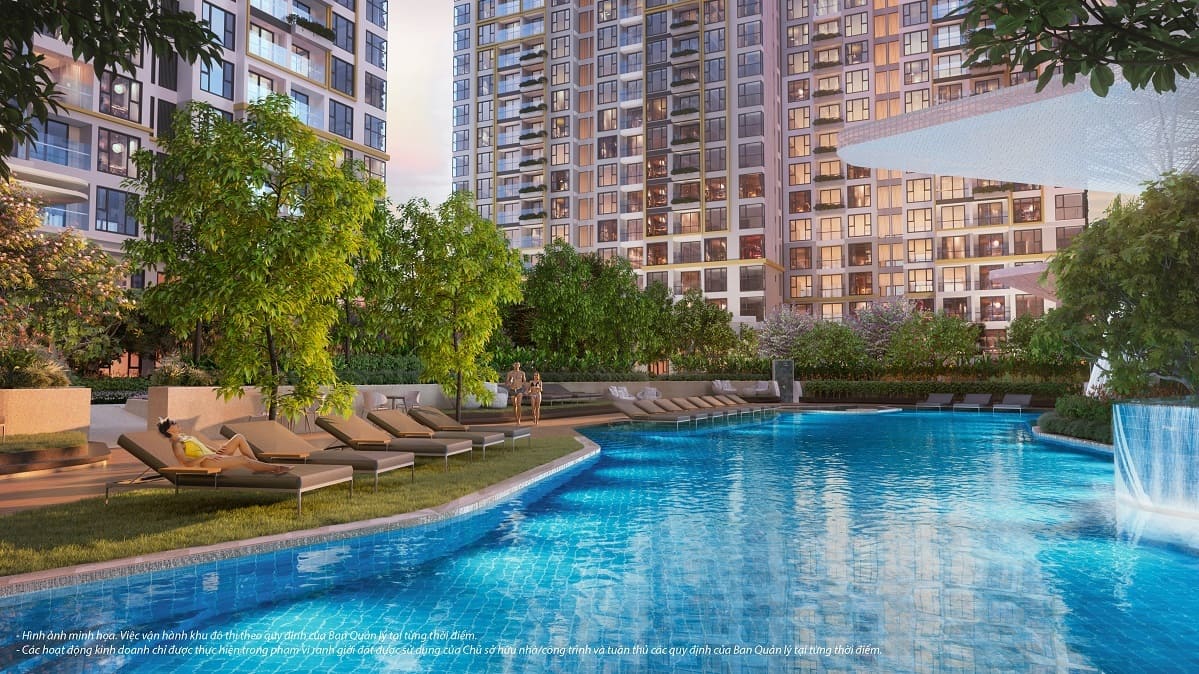 Hồ bơi phi thuyền hai tầng dài 65m nằm tại trung tâm nội khu dự án.