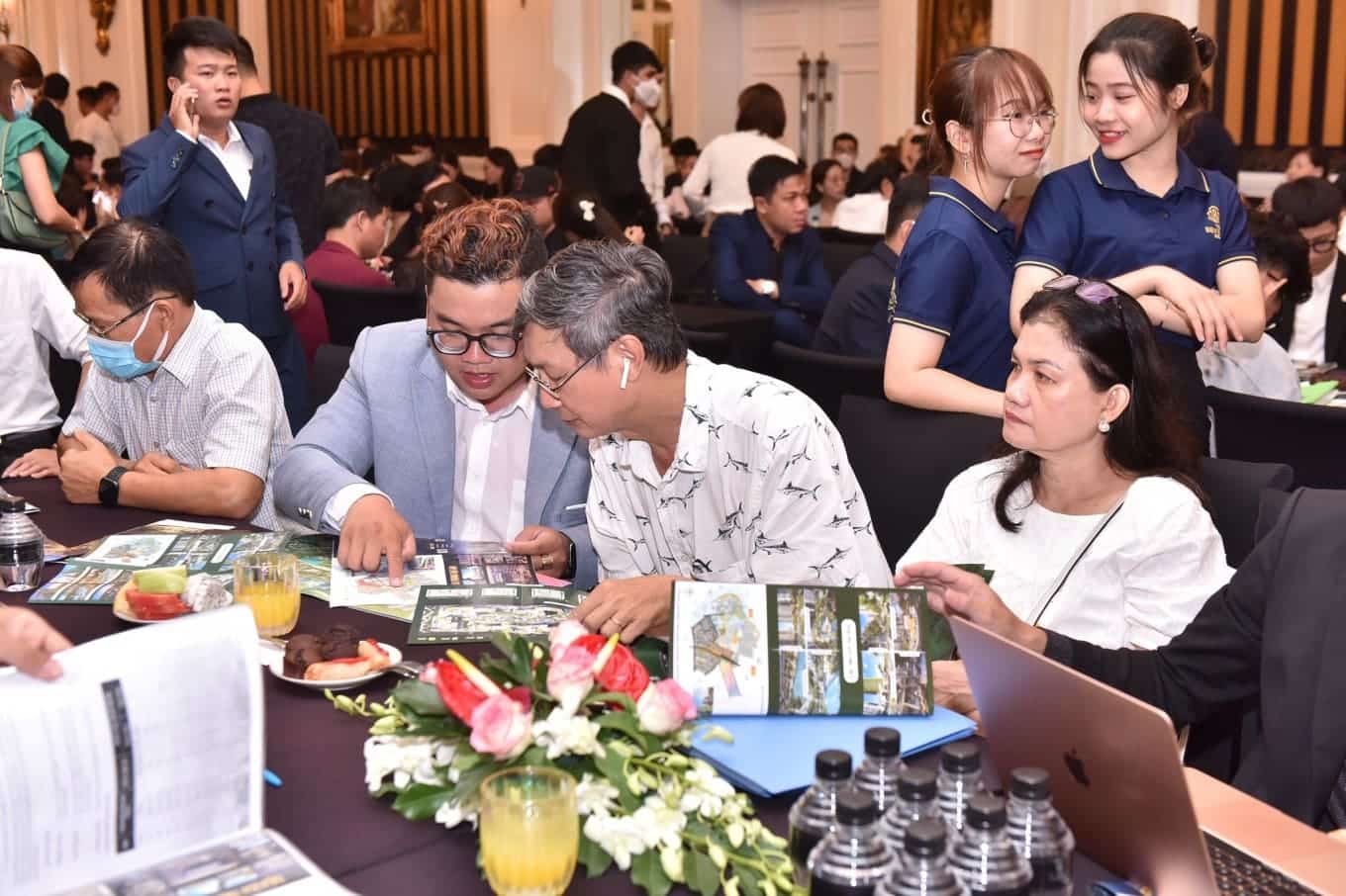 Nhân viên tư vấn cho khách hàng tại sự kiện.
