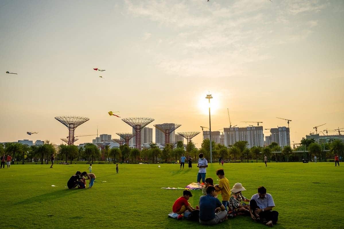 Nhiều gia đình tại Vinhomes Grand Park dành thời gian vui chơi tại công viên 36 ha.